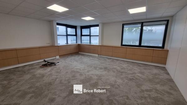 Bureaux à louer à Lyon 8ème dans immeuble restructuré avec parkings sous sol