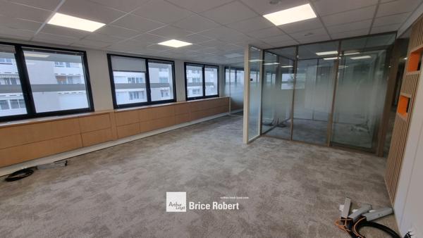 Bureaux à louer à Lyon 8ème dans immeuble restructuré avec parkings sous sol