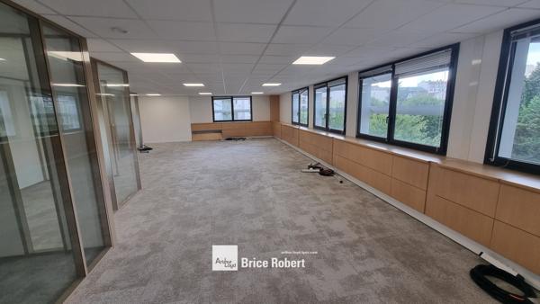 Bureaux à louer à Lyon 8ème dans immeuble restructuré avec parkings sous sol