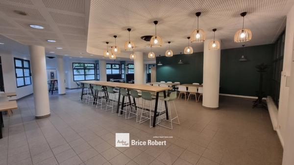 Bureaux à louer à Lyon 8ème dans immeuble restructuré avec parkings sous sol