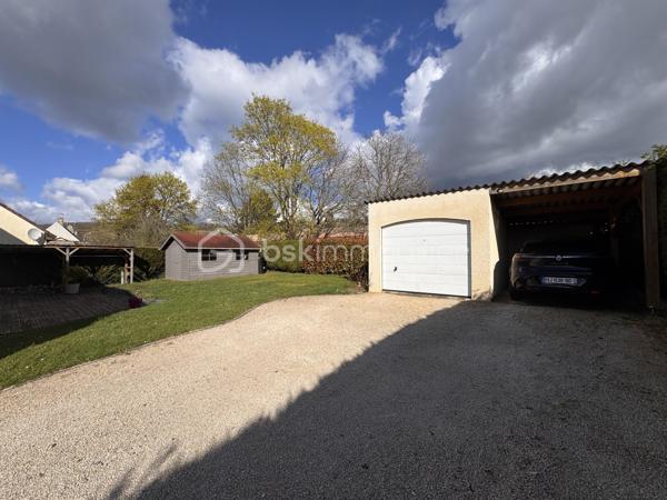 Découvrez cette maison de 124 m² à l'entretien irréprochable, nichée au calme absolu d'une impasse. C’est l’adresse idéale pour ceux qui recherchent la tranquillité sans renoncer à la vie citadine : commerces, écoles et services à proximité. Sa position stratégique (15 min d’Évreux et 25 min de Rouen) en fait un point d'ancrage parfait pour votre famille.

Dès l'entrée, l'atmosphère est accueillante. La pièce de vie, traversante et lumineuse, s'ouvre sur une belle terrasse exposée Sud-Est : le cadre idéal pour des petits-déjeuners paisibles au soleil. Pour vos soirées d'hiver, la cheminée avec insert apporte une chaleur authentique et conviviale.

Le rez-de-chaussée a été pensé pour votre confort, une cuisine indépendante aménagée et équipée. Une chambre, une salle d’eau moderne avec douche à l’italienne. Un wc séparé. Le tout permettant une vie de plain pied si besoin.

À l’étage, l’espace nuit se compose d'un couloir avec rangements desservant trois belles chambres spacieuses dont une avec placard. Une salle de bain et un second WC séparé complètent ce niveau.

Un extérieur soigné et pratique.
Le jardin de plus de 500 m², entièrement clos.
Un garage fermé avec porte motorisée, un carport pour un second véhicule et un abri de jardin en bois. 

Eléments techniques :
Chauffage éléctrique
Tout à l'égout.
Portail motorisé.
Volets roulants électriques à l'étage.

Ce bien sans travaux, vous permettra de poser directement vos valises et de profiter de l'ambiance chaleureuse de cette belle maison où chacun trouvera son espace privatif.