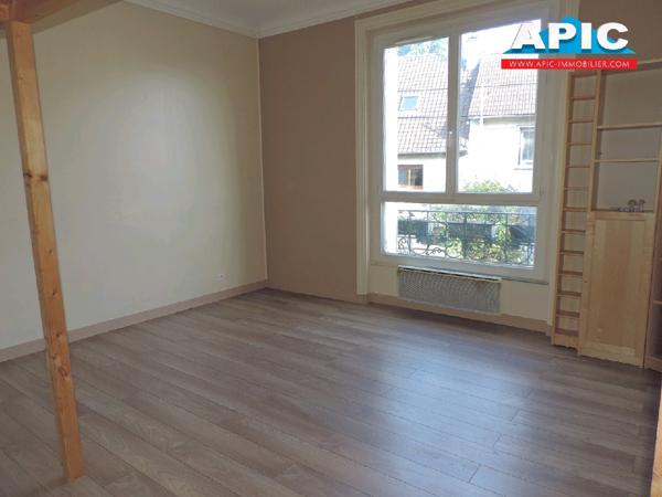 GROSLAY,

Joli studio avec mezzanine de 24.23 m² ...