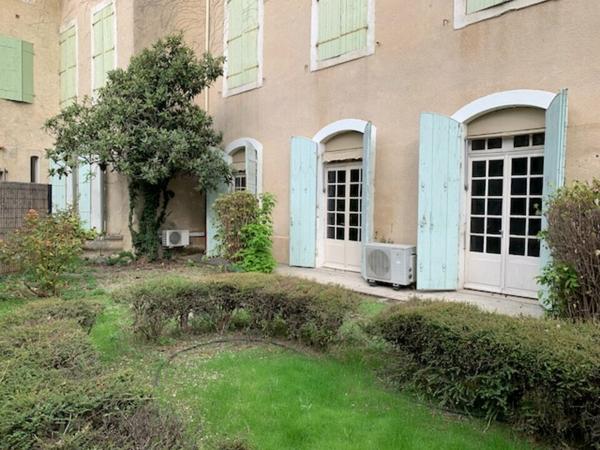 Bureaux à vendre à Carpentras centre avec jardin privatif et parkings