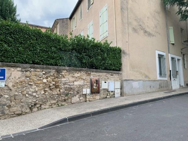 Bureaux à vendre à Carpentras centre avec jardin privatif et parkings