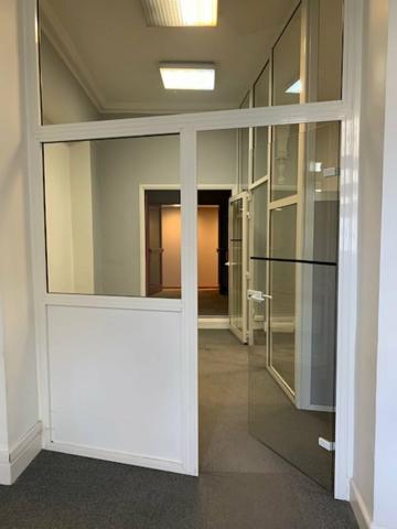 Bureaux à vendre à Carpentras centre avec jardin privatif et parkings