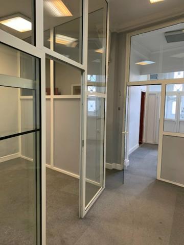 Bureaux à vendre à Carpentras centre avec jardin privatif et parkings