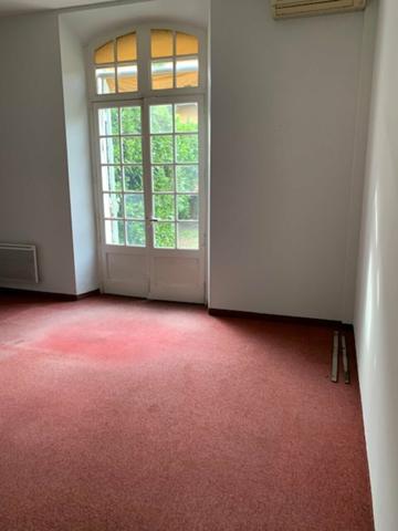 Bureaux à vendre à Carpentras centre avec jardin privatif et parkings