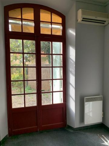 Bureaux à vendre à Carpentras centre avec jardin privatif et parkings
