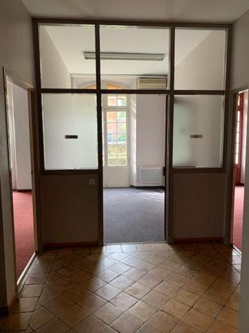 Bureaux à vendre à Carpentras centre avec jardin privatif et parkings