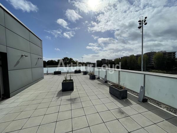 Bureaux à louer à Villeneuve-d Ascq avec rooftop et accès métro immédiat