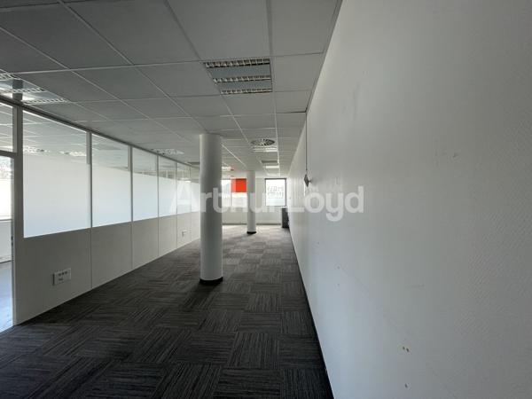 Bureaux à louer à Villeneuve-d Ascq avec rooftop et accès métro immédiat