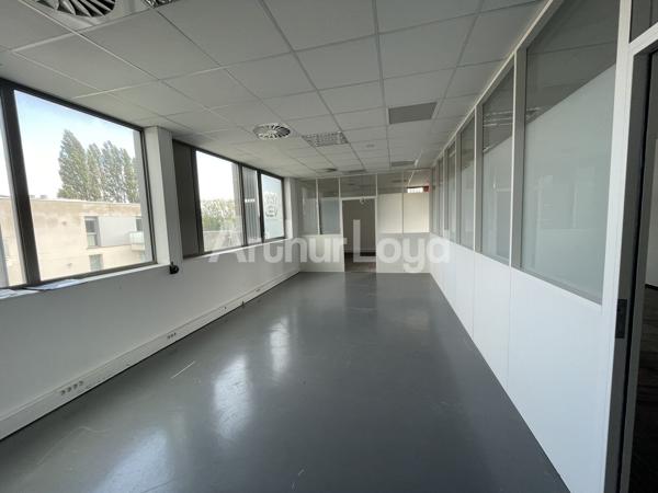 Bureaux à louer à Villeneuve-d Ascq avec rooftop et accès métro immédiat