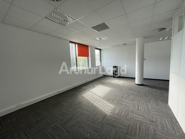 Bureaux à louer à Villeneuve-d Ascq avec rooftop et accès métro immédiat