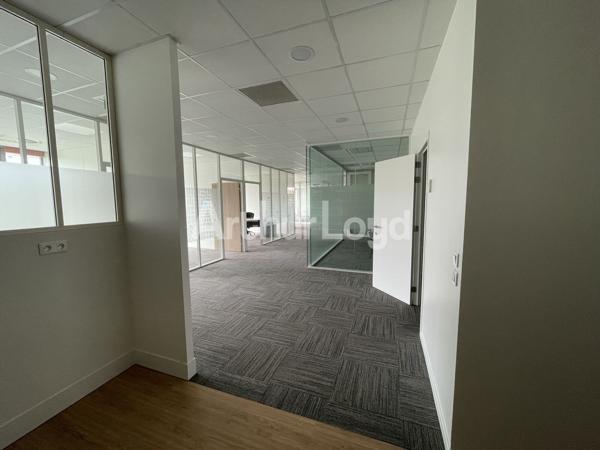 Bureaux à louer à Villeneuve-d Ascq avec rooftop et accès métro immédiat