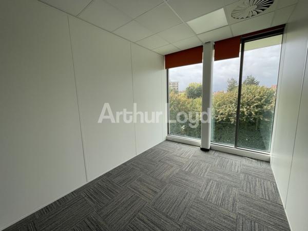 Bureaux à louer à Villeneuve-d Ascq avec rooftop et accès métro immédiat