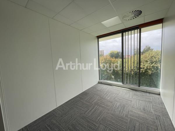 Bureaux à louer à Villeneuve-d Ascq avec rooftop et accès métro immédiat