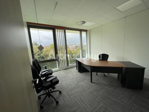 Bureaux à louer à Villeneuve-d Ascq avec rooftop et accès métro immédiat