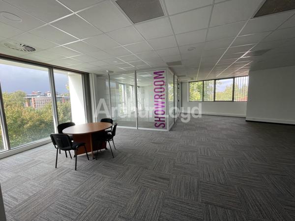Bureaux à louer à Villeneuve-d Ascq avec rooftop et accès métro immédiat