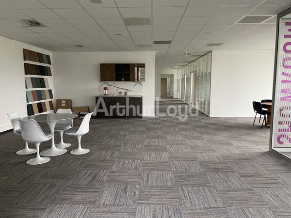Bureaux à louer à Villeneuve-d Ascq avec rooftop et accès métro immédiat
