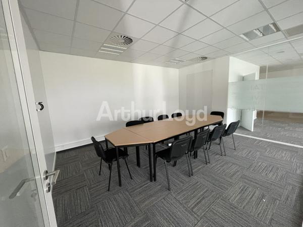 Bureaux à louer à Villeneuve-d Ascq avec rooftop et accès métro immédiat