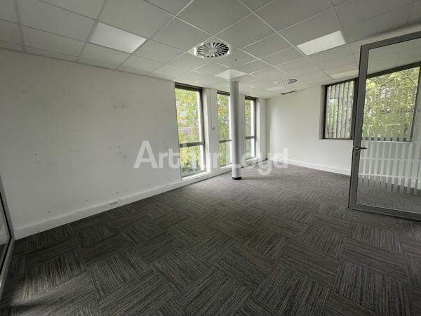 Bureaux à louer à Villeneuve-d Ascq avec rooftop et accès métro immédiat