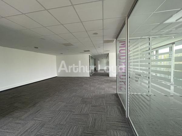 Bureaux à louer à Villeneuve-d Ascq avec rooftop et accès métro immédiat