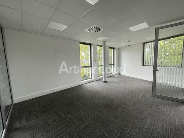 Bureaux à louer à Villeneuve-d Ascq avec rooftop et accès métro immédiat