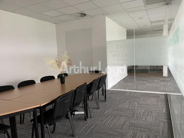 Bureaux à louer à Villeneuve-d Ascq avec rooftop et accès métro immédiat