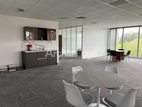 Bureaux à louer à Villeneuve-d Ascq avec rooftop et accès métro immédiat
