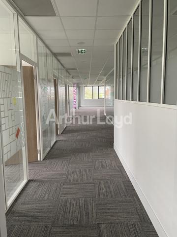 Bureaux à louer à Villeneuve-d Ascq avec rooftop et accès métro immédiat