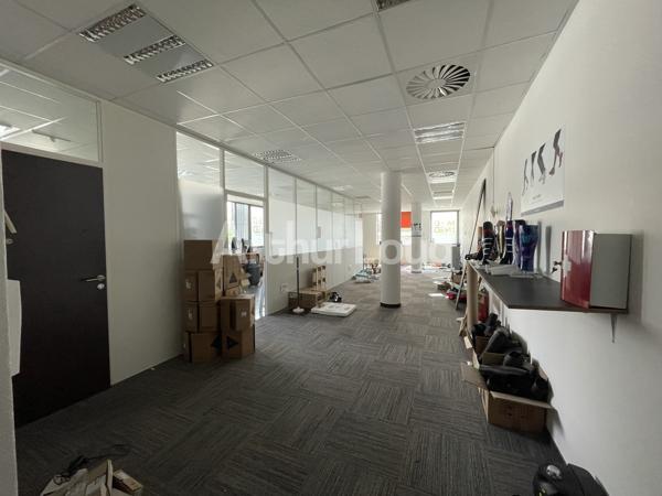 Bureaux à louer à Villeneuve-d Ascq avec rooftop et accès métro immédiat