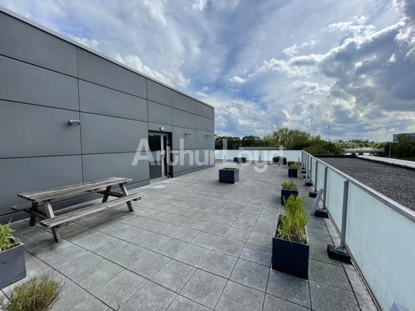 Bureaux à louer à Villeneuve-d Ascq avec rooftop et accès métro immédiat