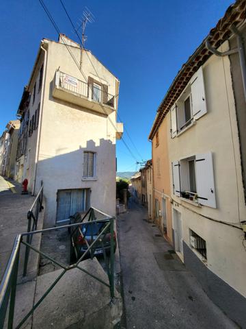 Carnoules (83660) Maison de village à vendre avec 3 logements.