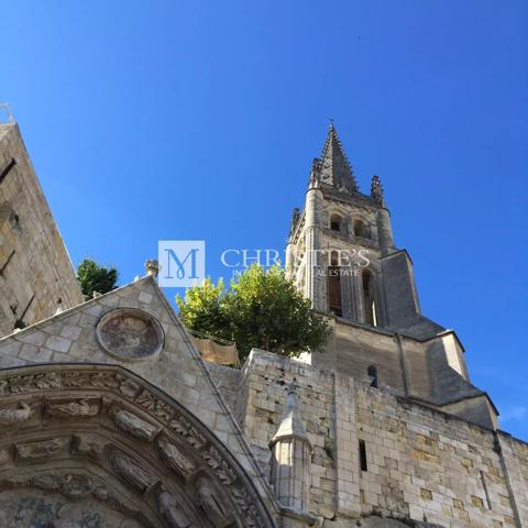 Ensemble immobilier à rénover au coeur de Saint-Emilion