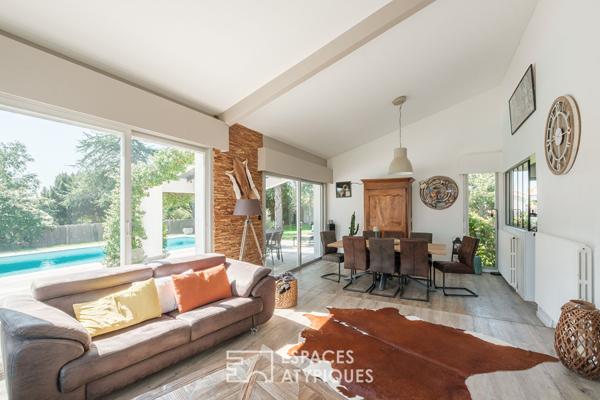 Maison d’architecte des années 1980 entre parc et piscine