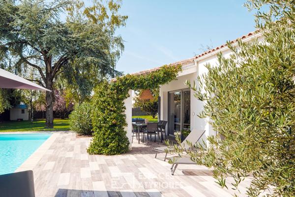 Maison d’architecte des années 1980 entre parc et piscine