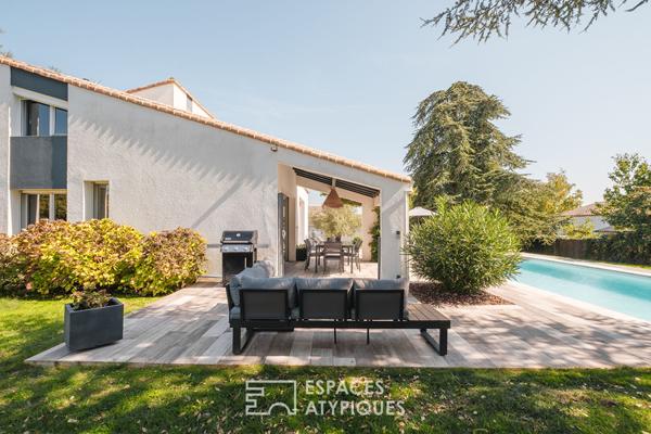 Maison d’architecte des années 1980 entre parc et piscine