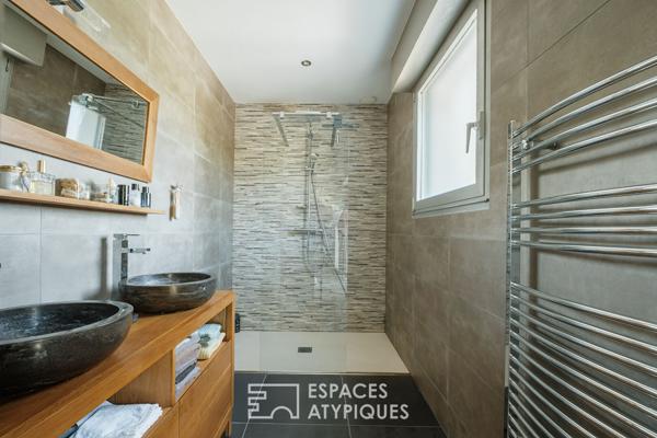 Maison d’architecte des années 1980 entre parc et piscine