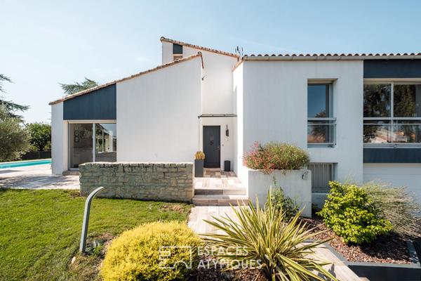 Maison d’architecte des années 1980 entre parc et piscine