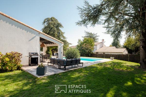 Maison d’architecte des années 1980 entre parc et piscine