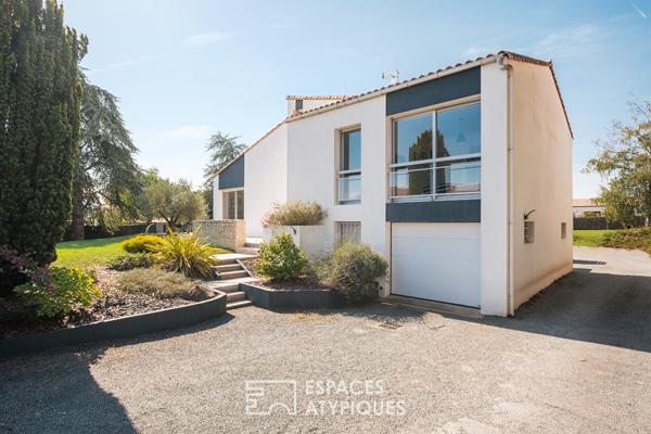 Maison d’architecte des années 1980 entre parc et piscine
