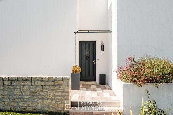 Maison d’architecte des années 1980 entre parc et piscine