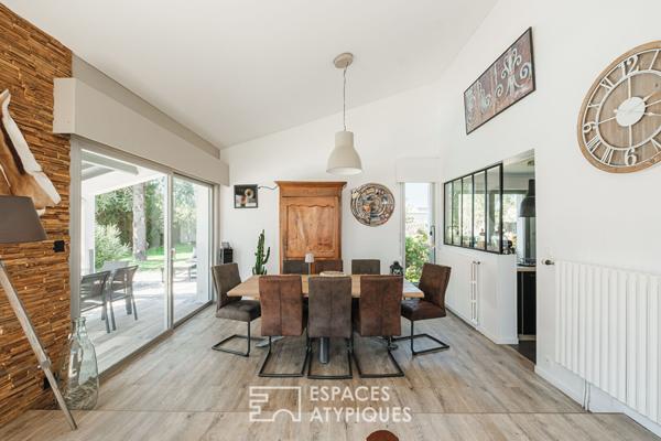 Maison d’architecte des années 1980 entre parc et piscine