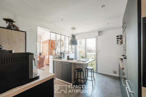 Maison d’architecte des années 1980 entre parc et piscine