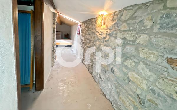 Maison à vendre    5 pièces •  Grospierres