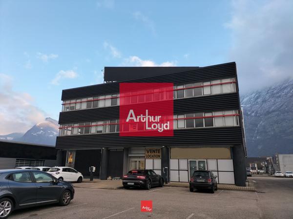 Bureaux à louer à Saint-Egrève surface lumineuse avec stationnement facile