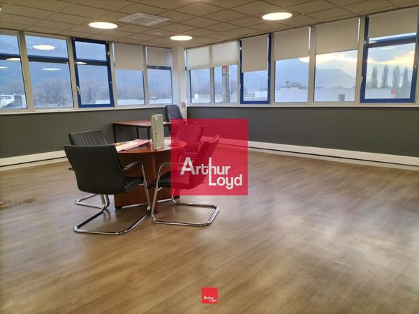 Bureaux à louer à Saint-Egrève surface lumineuse avec stationnement facile