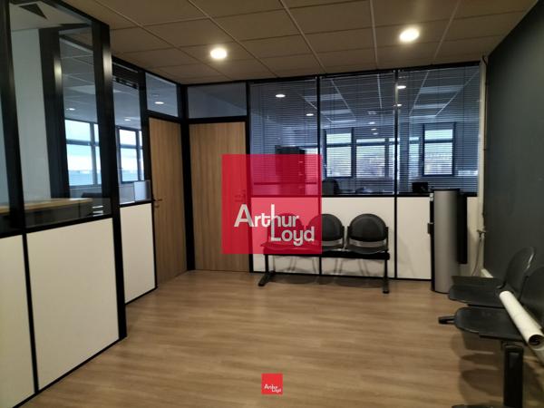 Bureaux à louer à Saint-Egrève surface lumineuse avec stationnement facile