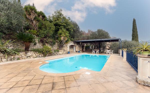 Maison à vendre    8 pièces •  Le Broc