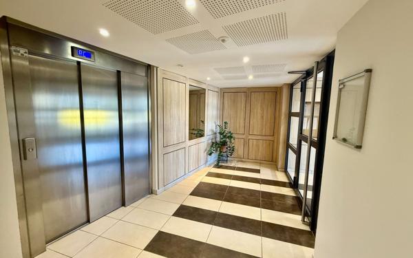 Appartement à vendre    3 pièces • 60,95 m2 Marseille 11